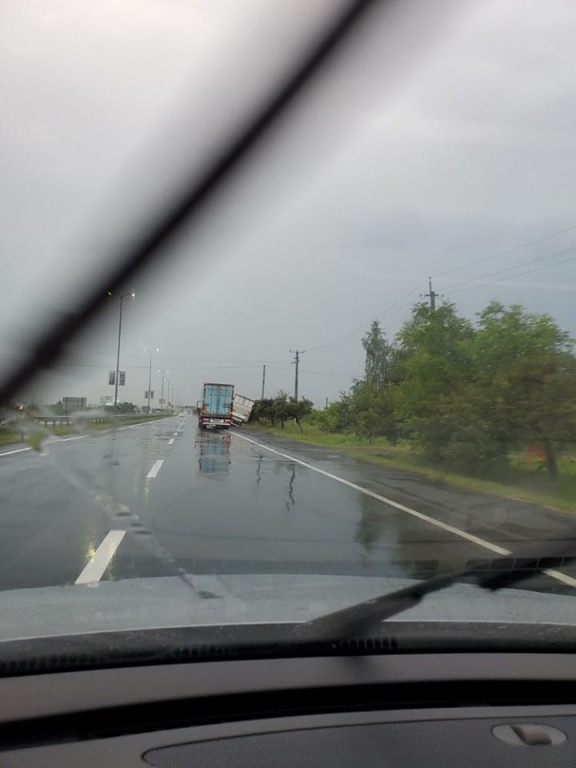 На Ужгородщині вантажівка опинилася у кюветі (ФОТО)