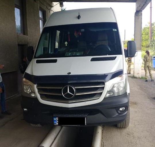 Перевозив заробітчан й контрабанду: на ПП "Дякове" затримали українця (ФОТО)