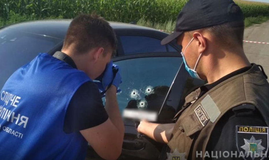 На трасі «Київ-Харків» розстріляли автомобіль: водій загинув (ФОТО)