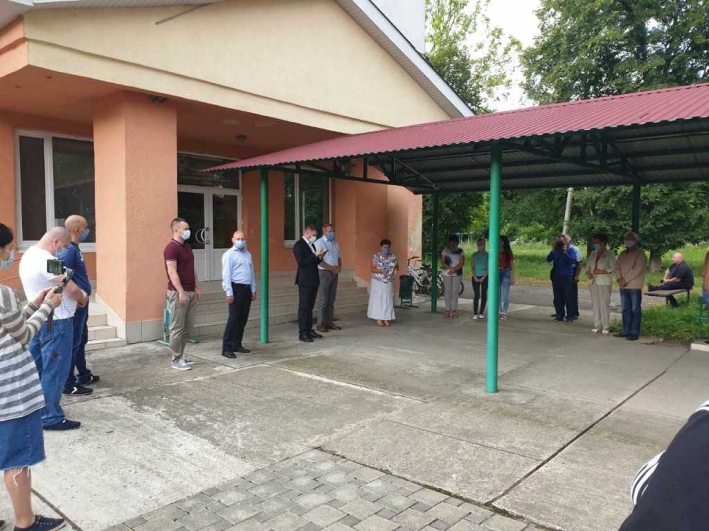 Проти закриття школи: у Великому Березному люди вийшли на мітинг (ФОТО)