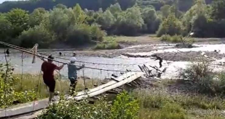 Нелюдські умови: на Рахівщині люди ходять аварійним мостом (ВІДЕО)