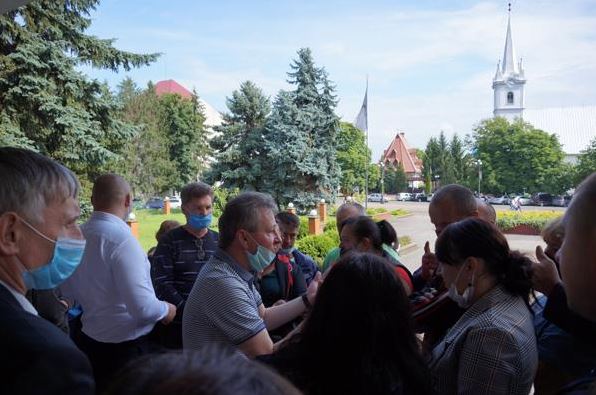 Протест під РДА: у Тячеві підприємці вимагають відкрити ринки (ФОТО)