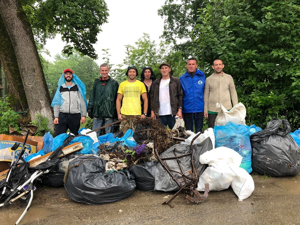 Гідний приклад: як закарпатці прибирали річку Чорна Тиса (ФОТО)