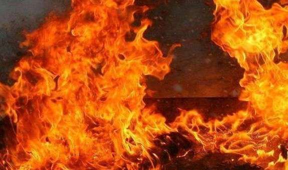 Знищено перекриття та майно: в Ужгороді горіла квартира