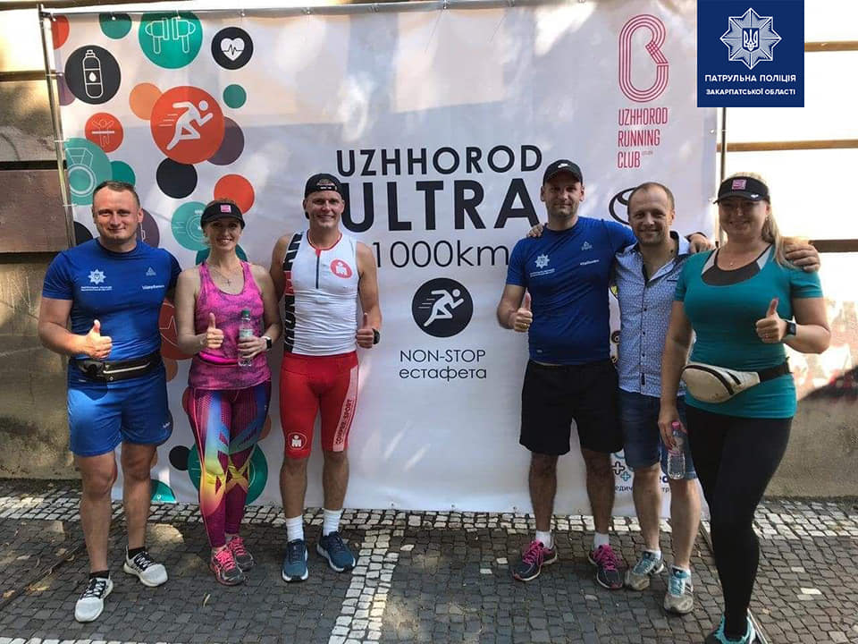 Тисяча кілометрів без зупинки: патрульні Закарпаття підтримали естафету (ФОТО)