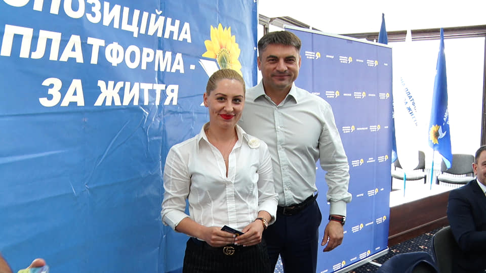 Іван Чубирко вітає з Днем народження Марію Гобрей - члена партії ОПЗЖ Закарпаття