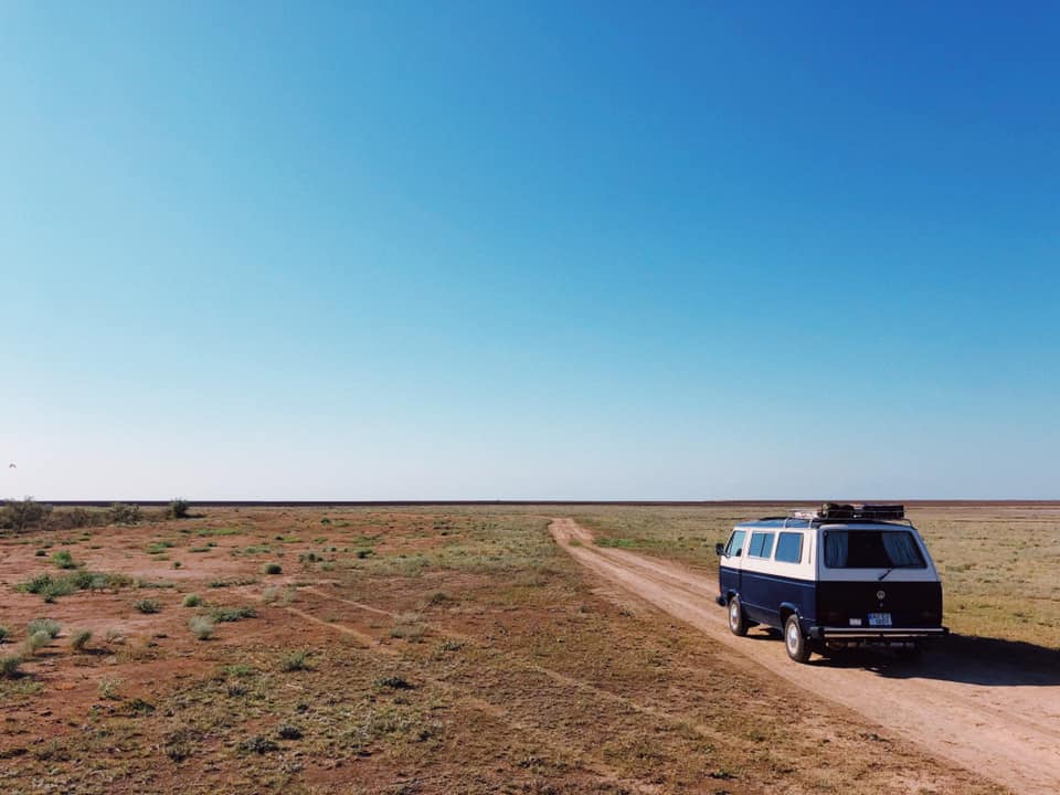 Захоплююча історія пари з Ужгорода, яка проїхала 3500 км Україною у хатинці на колесах (ФОТО)