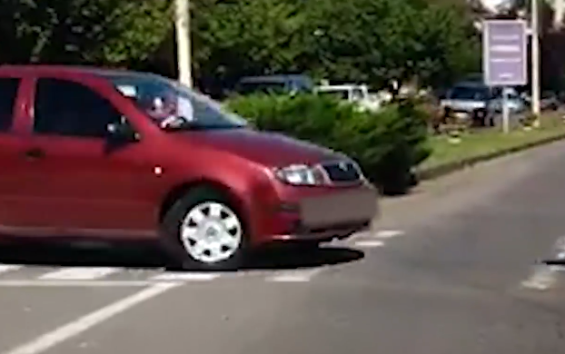 Ужгородці "здали" правоохоронцям порушника правил дорожнього руху (ВІДЕО)