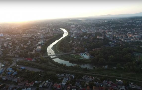 Відео дня: політ над вечірнім Ужгородом (ВІДЕО)