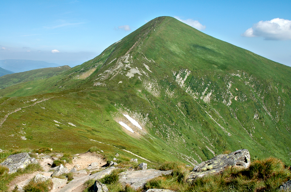 Подихати гірським повітрям: 73-річний чоловік у 96-те піднявся на Говерлу (ФОТО)