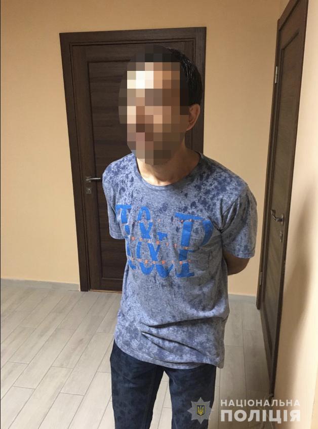 В Ужгороді невідомий напав та пограбував чоловіка: злочинця розшукала поліція (ФОТО)