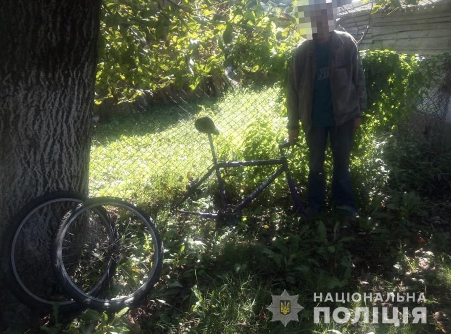 Гарячими слідами: на Закарпатті поліцейські оперативно затримали грабіжника (ФОТО)