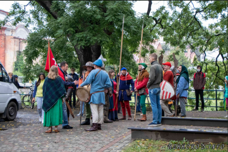 Ужгород "захопили": театралізоване дійство на річці Уж (ФОТО)