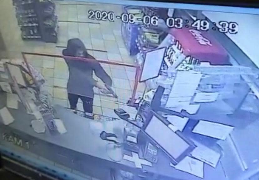 Невідомий у масці наказав віддати гроші: збройний напад на АЗС в Ужгороді (ФОТО)