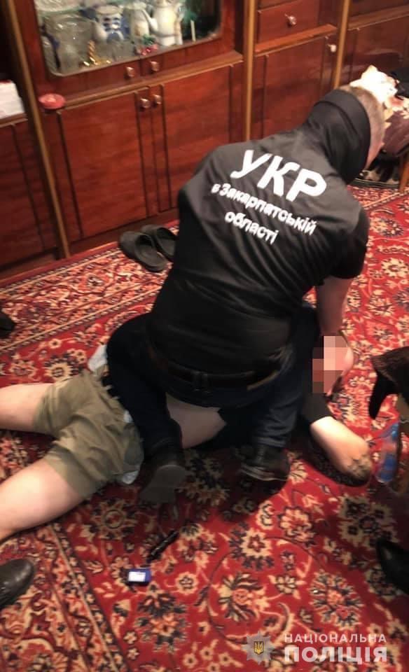 Виламав вікно: в Ужгороді злочинець обікрав торговий павільйон (ФОТО)