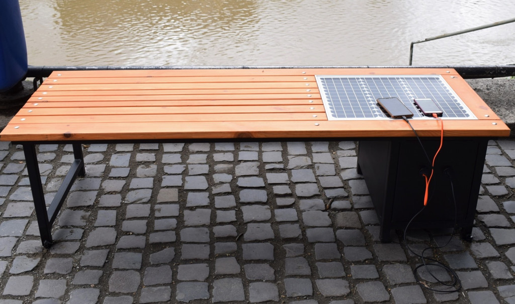 В Ужгороді презентували сонячну лавку, яка заряджатиме гаджети (ФОТО)