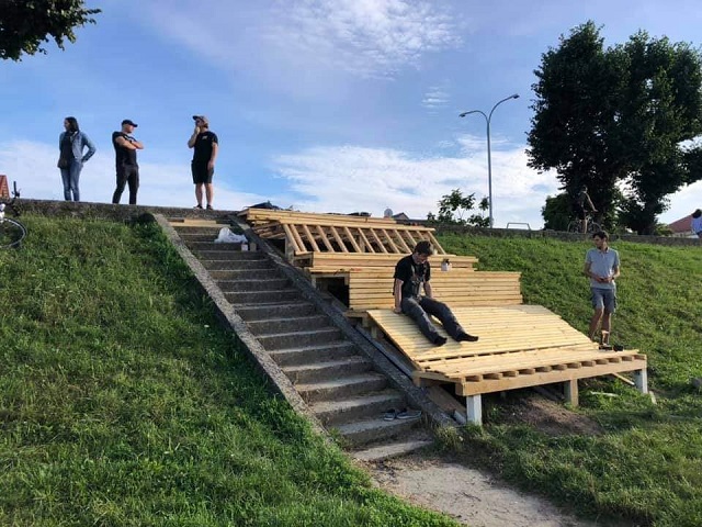 Відпочинок на набережній: молодь Мукачева втілює цікавий проект