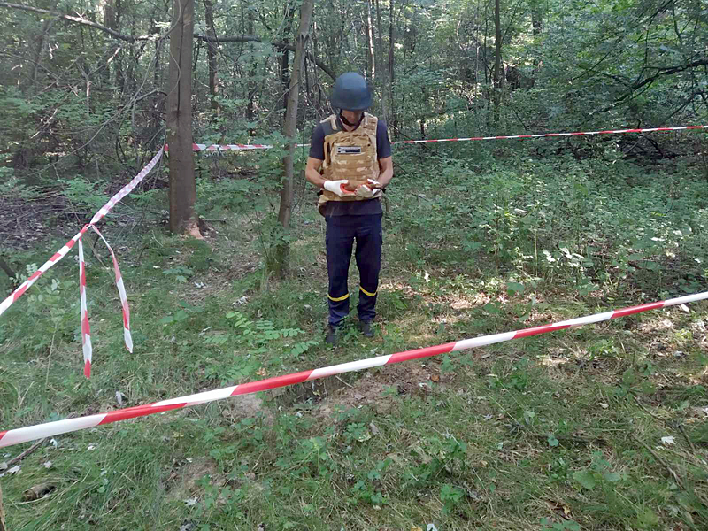 Небезпечна знахідка: ужгородець під час під чaс збирaння грибів натрапив на міну (ФОТО)