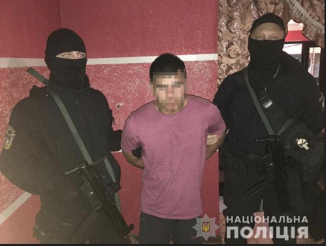 Обшуки й викрадення автомобіля: на ужгородщині лунали постріли (ФОТО)