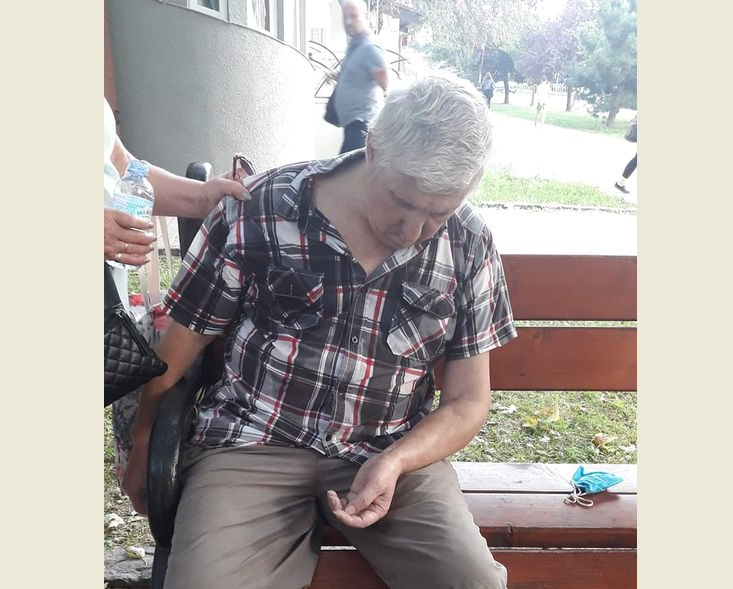 Розшукують рідних: в Ужгороді чоловіку стало погано посеред вулиці (ФОТО)