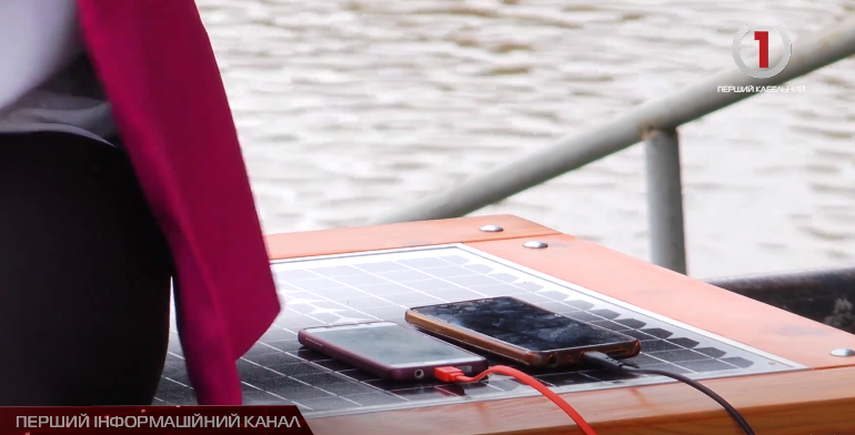 В Ужгороді встановили першу «сонячну» лавку для зарядки гаджетів (ВІДЕО)