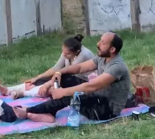 У столиці посеред вулиці батьки кололи наркотики біля дитини (ВІДЕО 18+)