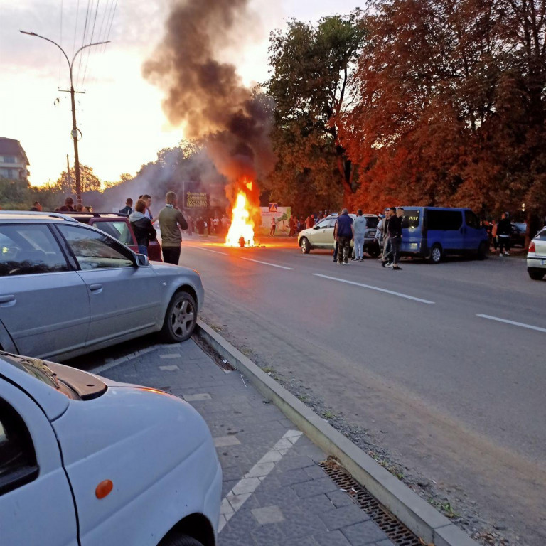 Пожежа в Ужгороді: серед вулиці горить мотоцикл (ФОТО, ВІДЕО)