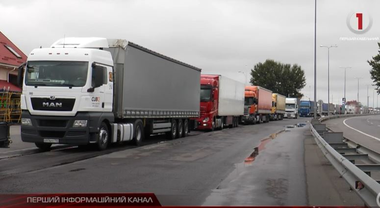 Без їжі та сну: на КПП «Тиса-Захонь» водії стоять у заторах вже декілька діб (ВІДЕО)