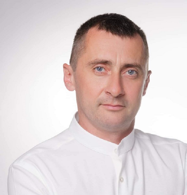 Член партії "Опозиційна Платформа - За Життя" Аттіла Гануляк вітає вчителів з їх професійним святом