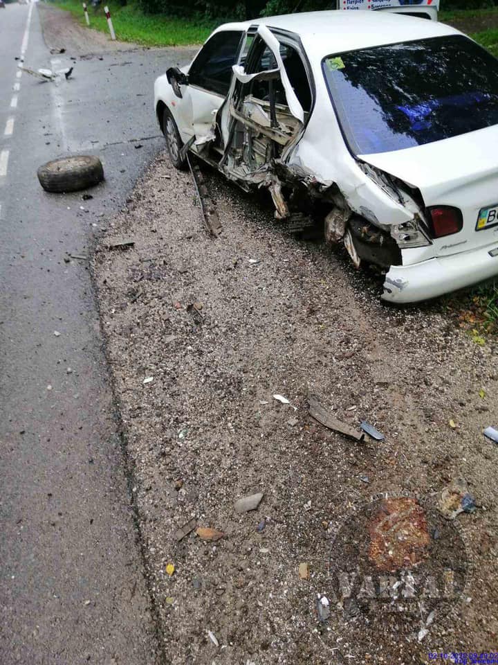 ДТП на трасі “Київ–Чоп”: водія від удару врятувала випадковість  (ФОТО)