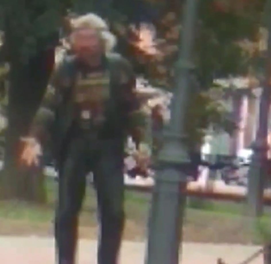 В Ужгороді неадекват голосно лається, кричить та ламає лавиці (ВІДЕО)