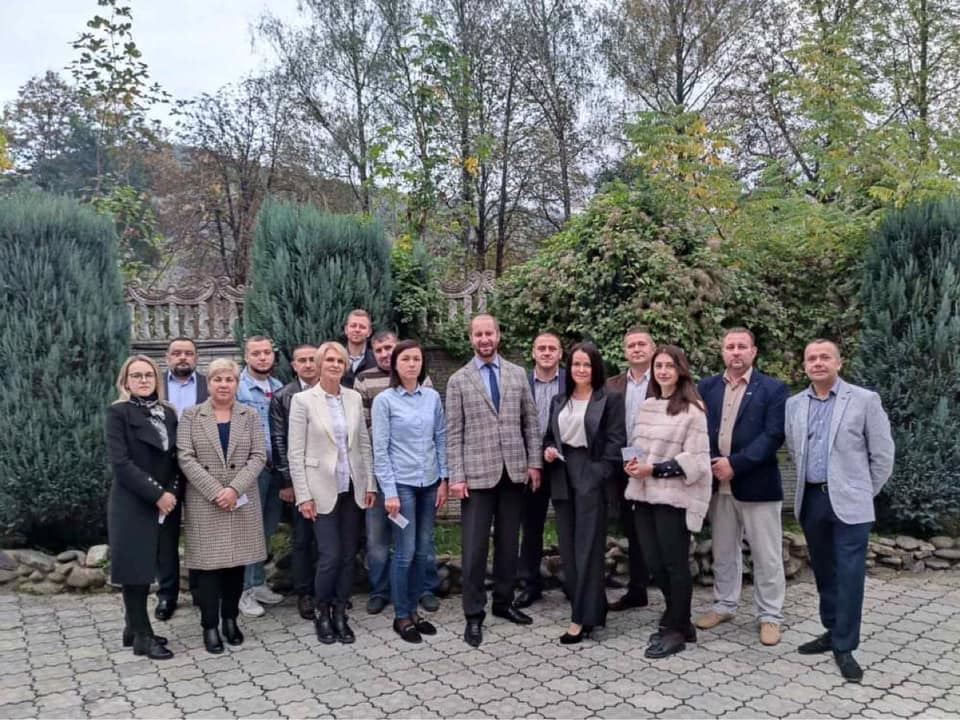 Кандидати в депутати Рахівської організації «ОПОЗИЦІЙНА ПЛАТФОРМА – ЗА ЖИТТЯ» відмовилися від використання зовнішньої реклами