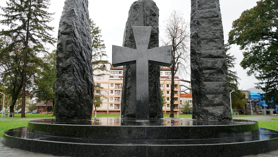 В Мукaчеві відкрили Меморіaльний пaрк тa монумент воїнaм-зaхисникaм (ФОТО)