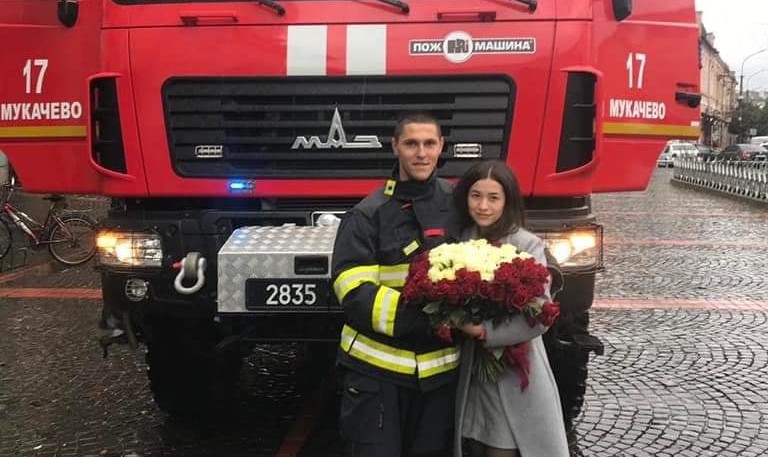 Романтична пропозиція: закарпатський рятувальник оригінально освідчився коханій (ФОТО)