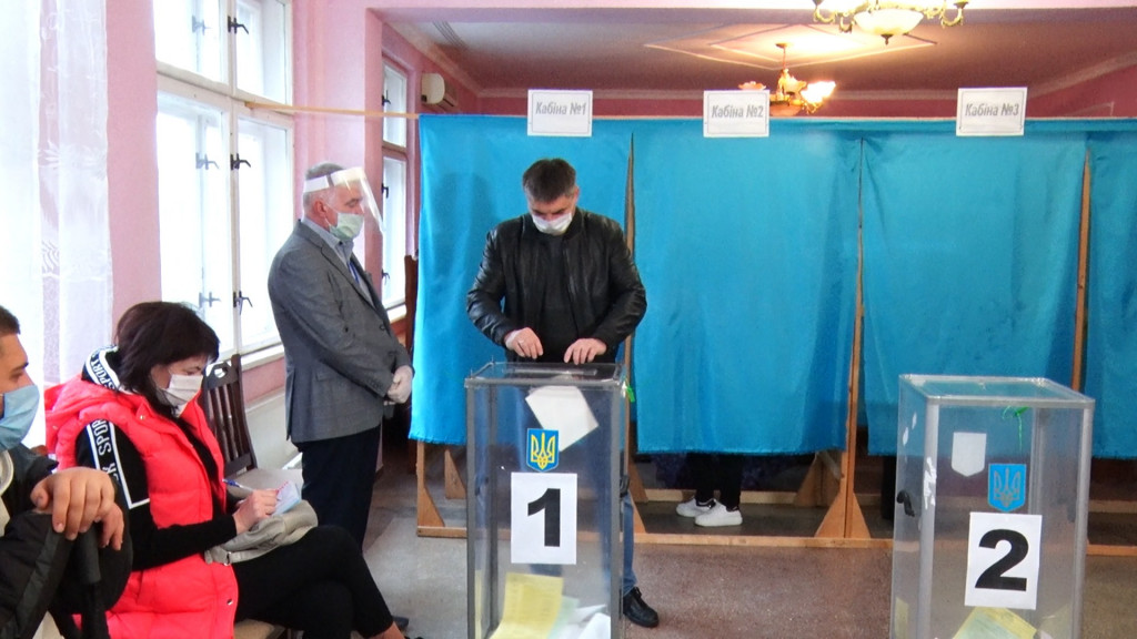 Вибір важливий: мукачівці активно йдуть на дільниці голосувати (ВІДЕО)