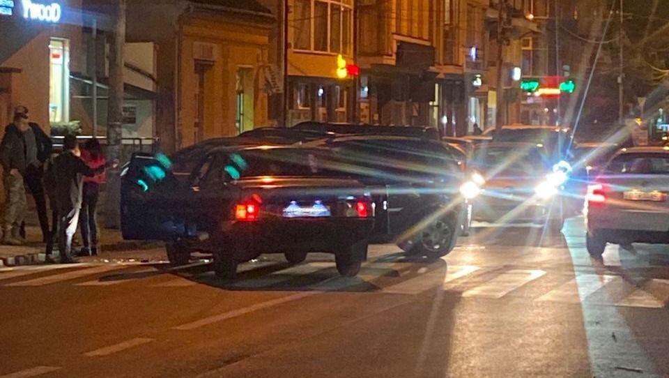Вечірня аварія в Ужгороді: дорогу не поділили два автомобілі (ФОТО)