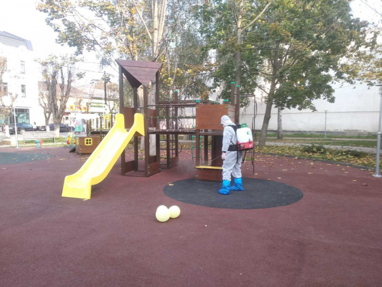 На Закарпатті ціле місто почали масово дезінфікувати (ФОТО)