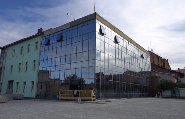 В Мукачеві заблоковано ремонтні роботи на об’єктах – новому ЦНАПі та ДЮСШ (ВІДЕО)