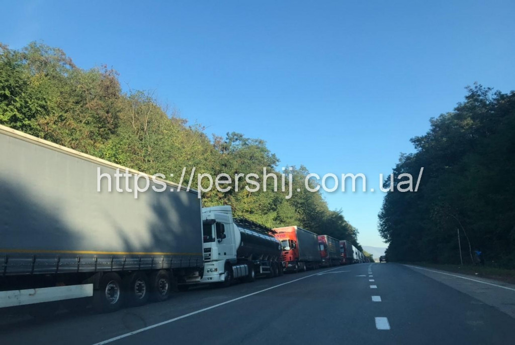 На українсько-словацькому кордоні знову черги: в очікуванні близько 200 вантажівок (ВІДЕО)