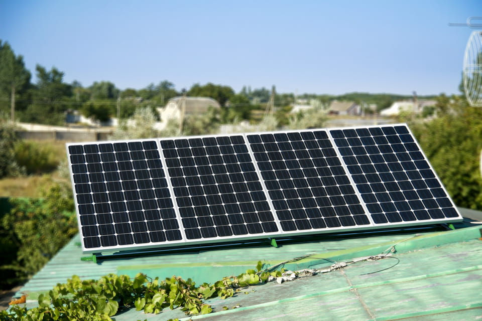 У Мукачеві по периметру кладовища встановили сонячні батареї