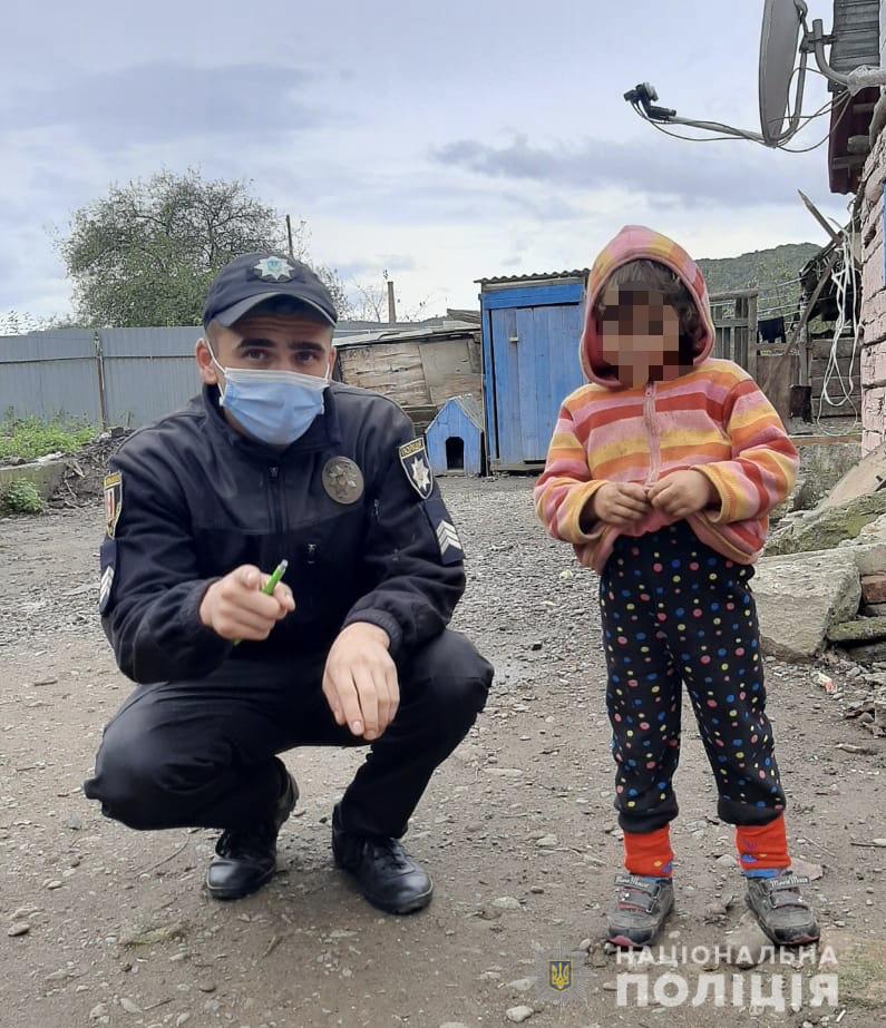 Гуляла біля проїжджої частини: на Закарпатті поліцейські врятували 4-річну дівчинку (ФОТО)