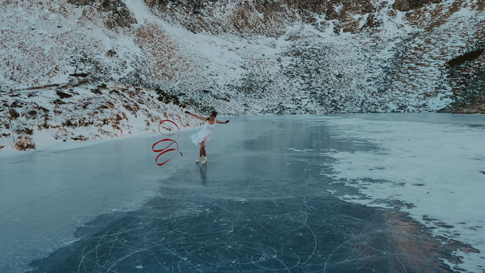 Фантастична краса Закарпаття: фігурне катання на замерзлому озері посеред гір (ФОТО)