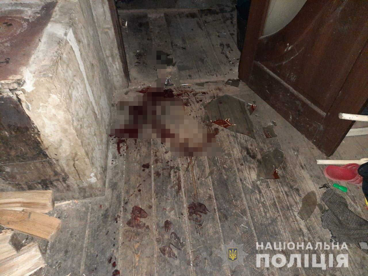 Помер на місці: на Рахівщині чоловік зарубав сокирою родича (ФОТО)