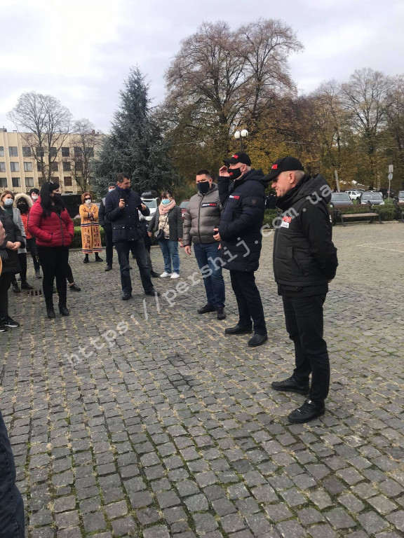 Підприємці Ужгорода вийшли до стін Закарпатської ОДА, щоб відстоювати своє право на працю (ФОТО, ПРЯМИЙ ЕФІР)