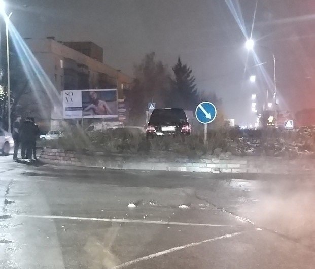 Вечірня аварія в Ужгороді: водій "влетів" у круг (ВІДЕО)