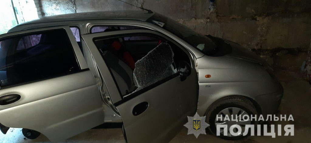 Розбив скло, демонтував колеса, зняв акумуляторну батарею та вкрав інструменти: на Рахівщині поліція затримала 20-річного крадія (ФОТО) 