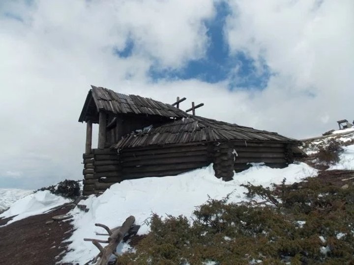 На Рахівщині мандрівник знайшов унікальну хатину (ФОТО)