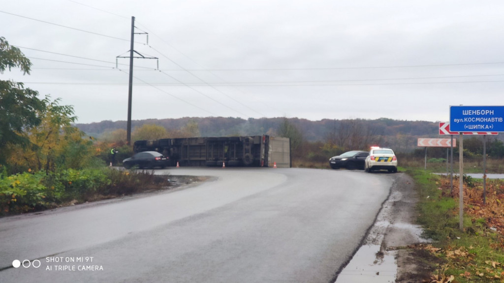 Рух ускладнено: в Мукачеві на ходу перекинулася вантажівка (ФОТО, ВІДЕО)
