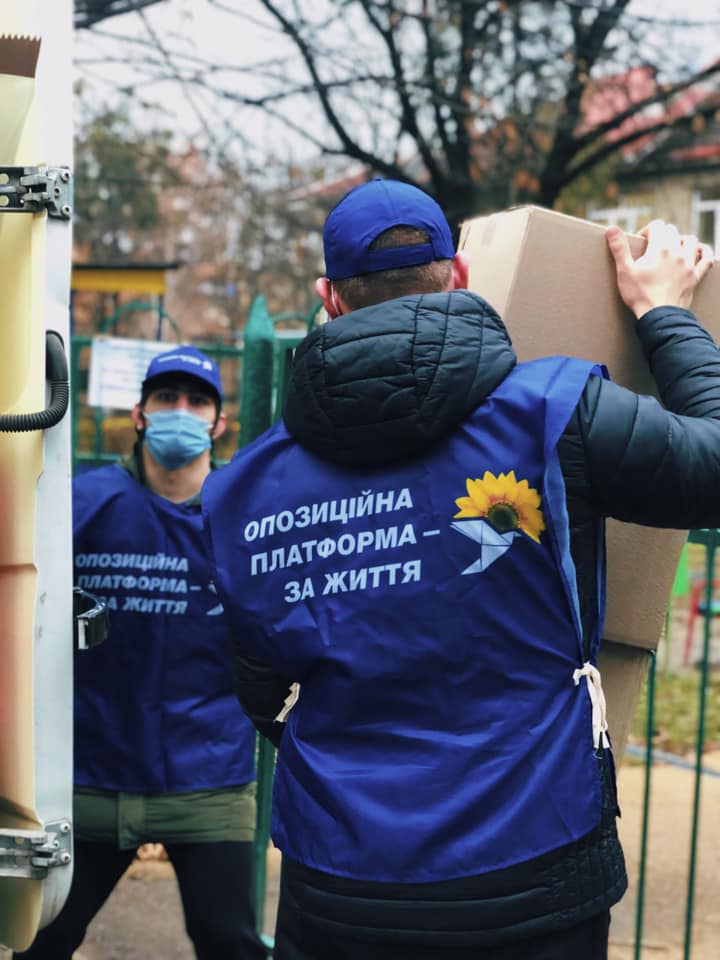 Маленькі мукачівці отримали солодкі подарунки від "Опозиційної платформи - За життя" (ФОТО)