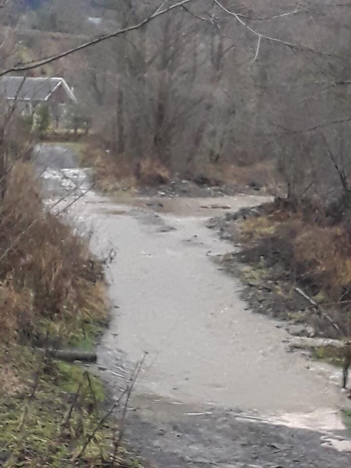 На Закарпатті вулиці села пішли під воду (ФОТО)